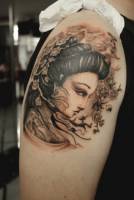 Tatuaje de una bonita chica japonesa entre arboles