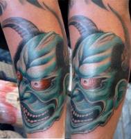 Tattoo de un demonio con cuernos de mirada sangrienta