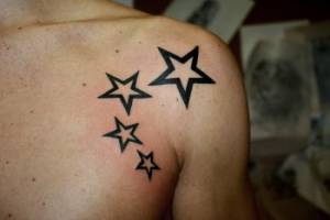 Tattoo de estrellas en el hombro