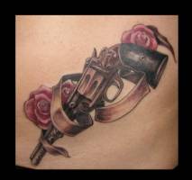 Tattoo de un revolver y un par de rosas