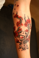 Tattoo de un árbol cargado de flores