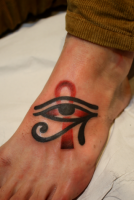 Tattoo de un ojo de Horus y una cruz egipcia