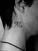 Tatuaje de la inicial M en el cuello