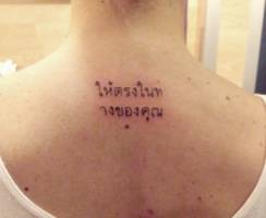 Tatuaje de unas letras en thailandes