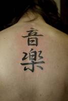 Tatuaje de kanjis en la columna