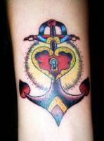 Tatuaje de un ancla y un corazón con cerrojo