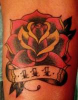 Tatuaje de una flor con una etiqueta 