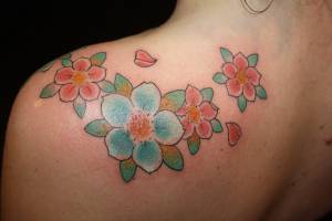 Tatuaje para mujeres de flores con petalos
