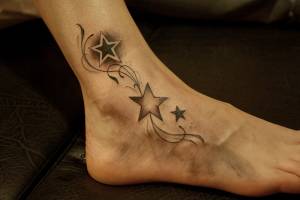 Tatuaje en el pie de varias estrellas con algunas líneas