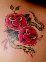 Tatuaje de dos flores y una serpiente estilo old school