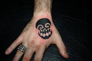 Tatuaje de una calavera en la mano