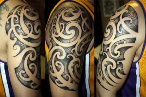Tatuaje de varios tribales en el brazo