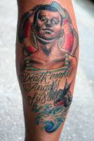 Tatuaje de un marinero, una golondrina volando sobre las aguas y una frase