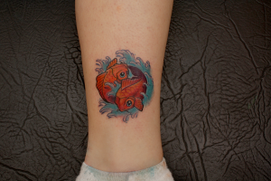 Tatuaje de dos peces formando el yin-yang