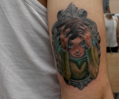 Tatuaje de un chico en un marco
