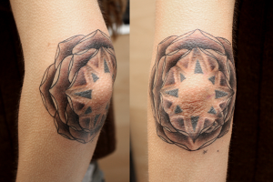 Tatuaje de una rosa con un sol en el codo