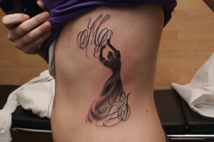 Tatuaje de una bailarina en el costado