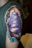 Tatuaje de un gran velero surcando los mares