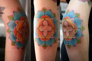 Tatuaje de una flor de loto en el codo