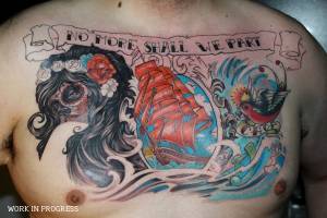 Tatuaje de una calavera mexicana un velero y una golondrina con etiquetas