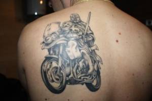 Tatuaje de un caballero medieval en moto
