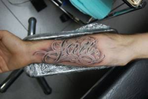 Tatuaje del nombre javi en el antebrazo