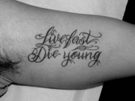 Tatuaje de una frase en el interior del brazo
