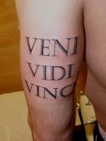 Tatuaje de la frase Veni Vidi Vinci en el brazo