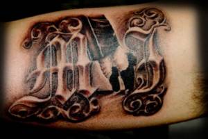 Tatuaje de unas iniciales