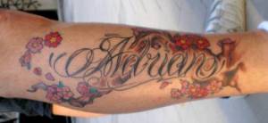 Tatuaje del nombre Adrian entre flores