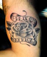 Tatuaje de una rosa con una flecha y un nombre