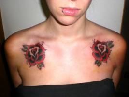 Tatuaje de dos rosas en las claviculas