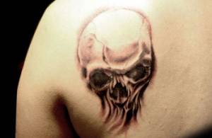 Tatuaje de una calavera en el hombro
