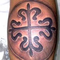 Tatuaje de un circulo con una cruz