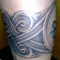Tatuaje de un brazalete celta