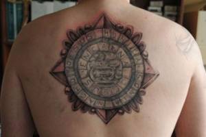 Tatuaje de un circulo maya