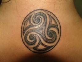 Tatuaje de un simbolo celta en la nuca