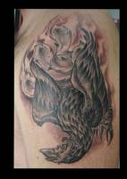 Tatuaje de un ave fénix en blanco y negro