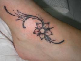 Tattoo de una flor y unas plantas