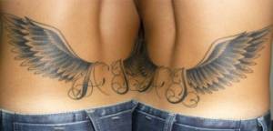 Tattoo de unas iniciales con alas