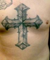 Tattoo de una gran cruz en el pecho