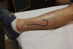 Tattoo de un interrogante en la pierna