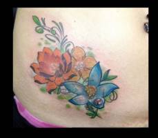 Tattoo de flores con una mariquita