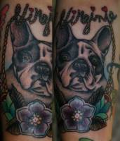 Tatuaje de un perro con el nombre hecho con cuerdas