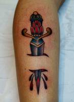 Tatuaje de una daga atravesando la piel