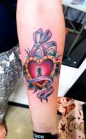 Tatuaje de un corazón con lazos y cerrojo