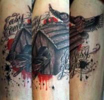 Tatuaje de una casita para pájaros un poco sangrienta