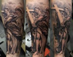 Tatuaje de un ángel sujetando una cruz