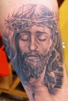 Tatuaje de Cristo con su corona de espinas
