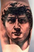 Tatuaje de la cara de una estatua